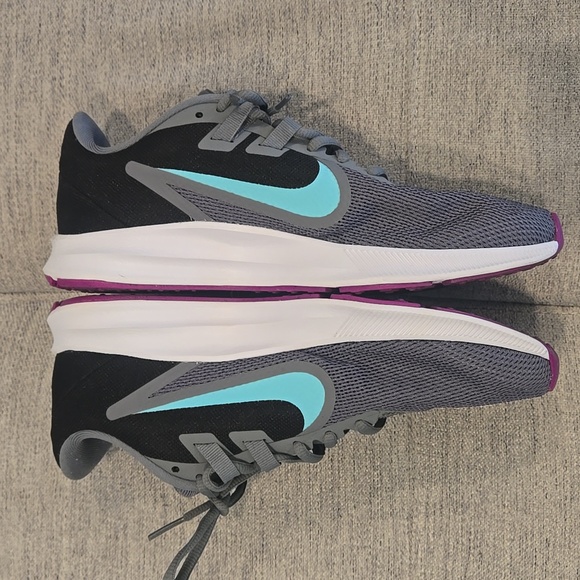 Nike Gray and Blue Women's Shoes - Picture 2 of 6
